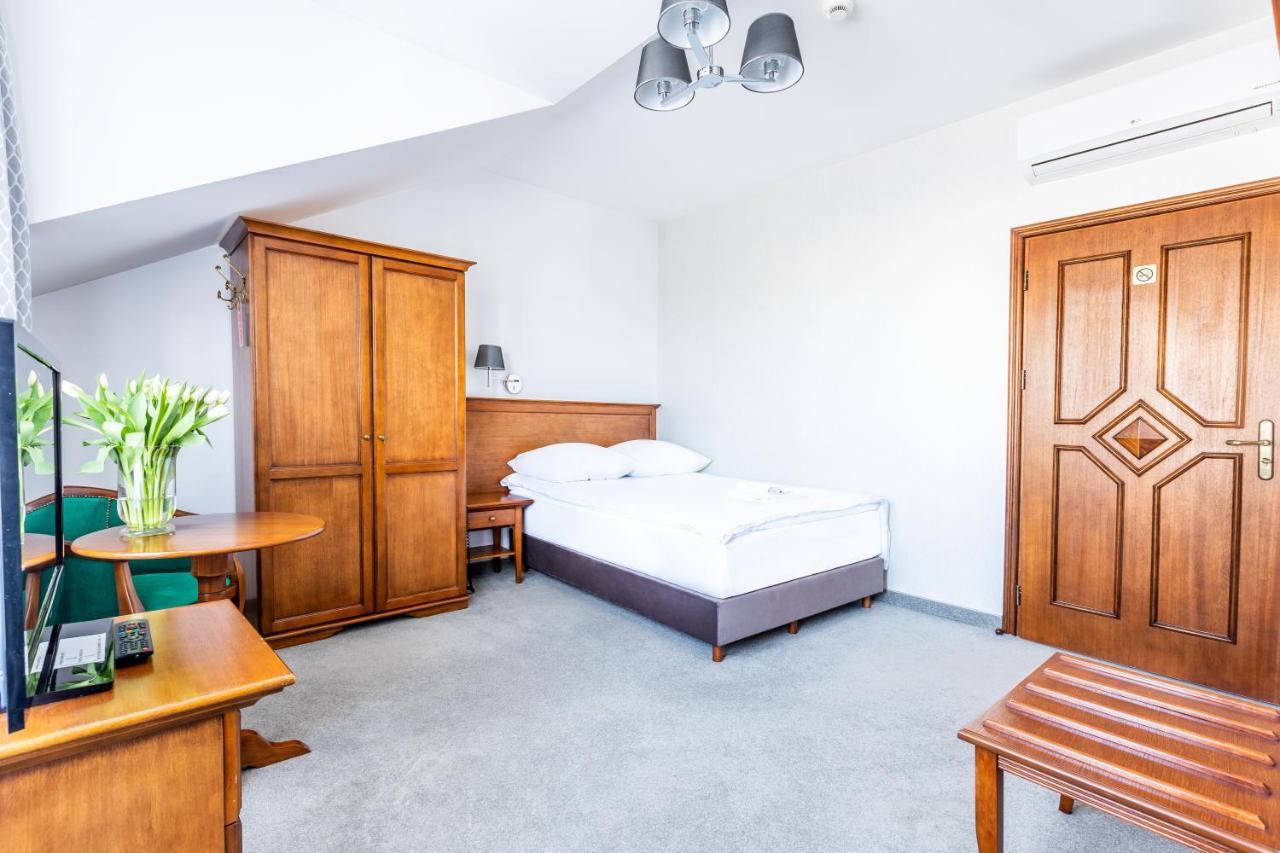 Hotel Pod Zlota Roza Келце Стая снимка